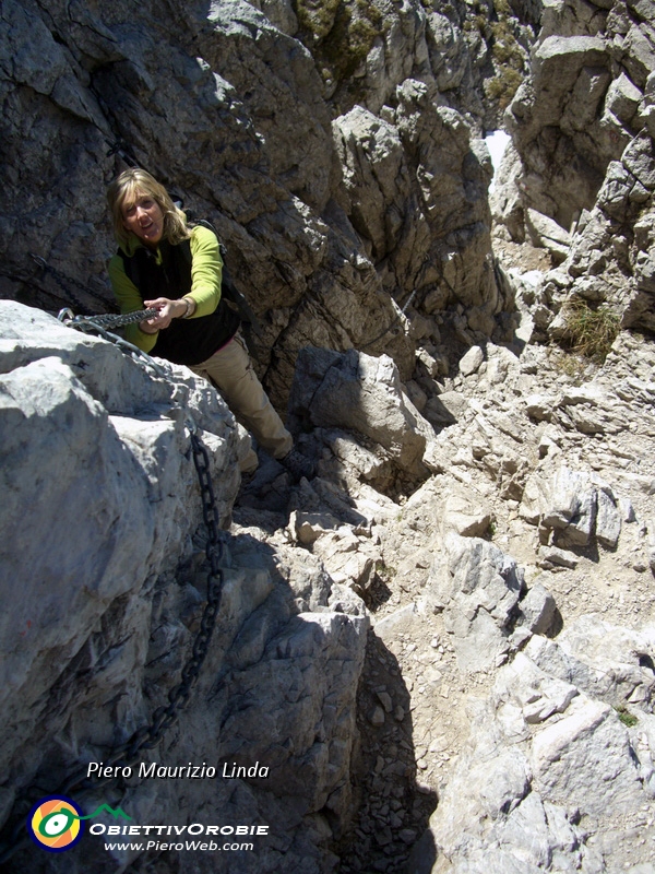 40.7 salendo su  rocce con l'aiuto delle catene....JPG